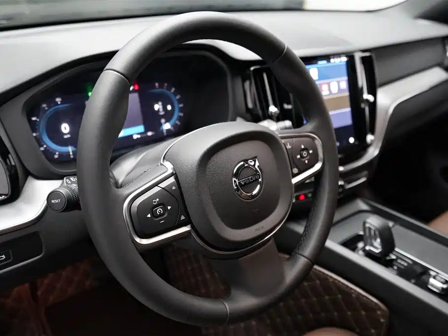 Volvo XC60 2024 B5 Luxury