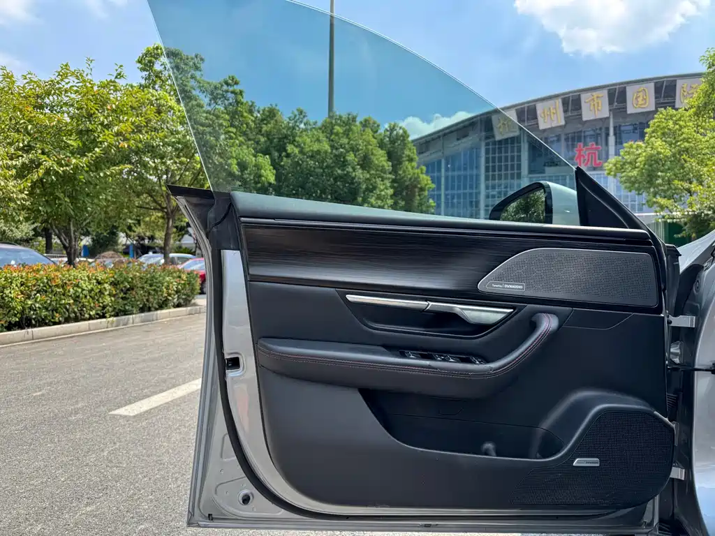 XPeng P7 — миниатюра 10