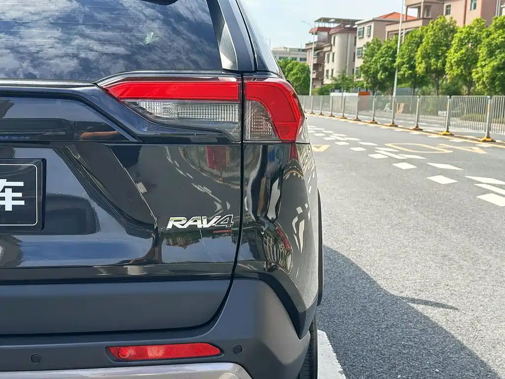 Toyota RAV4 — миниатюра 10