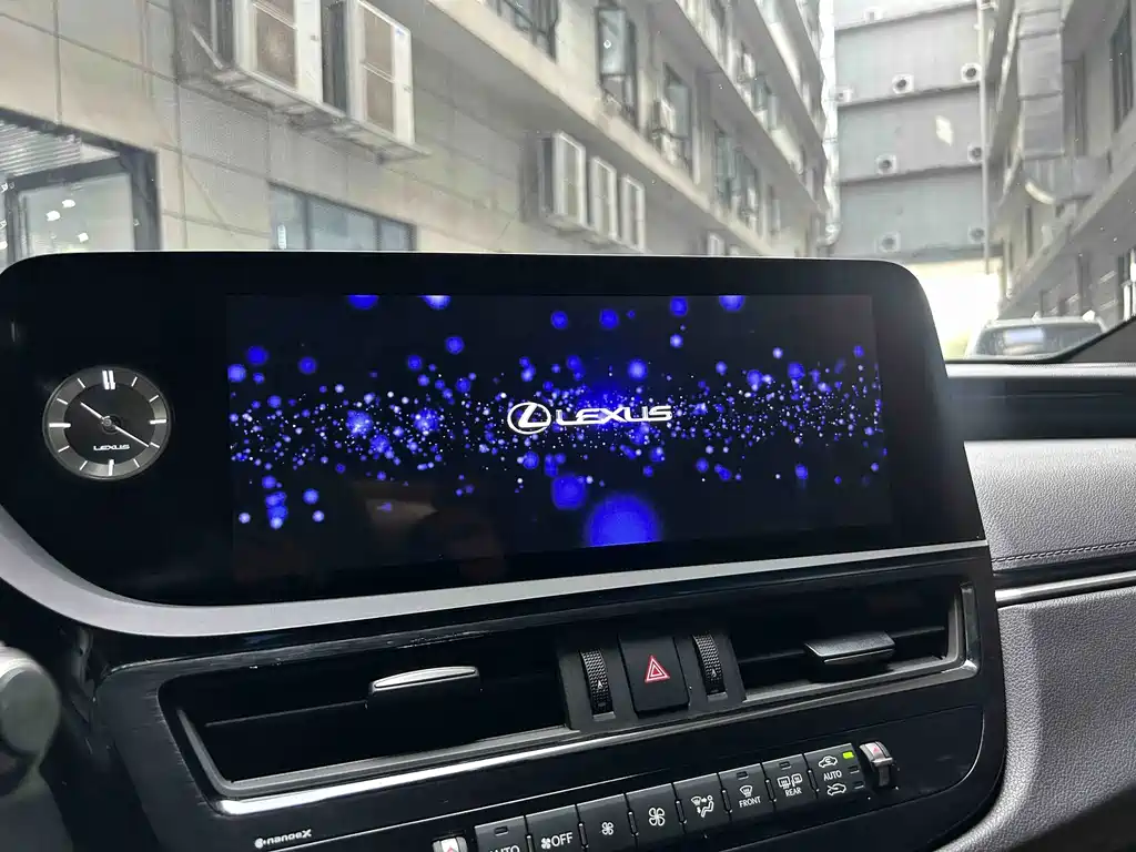 Lexus ES 2020 — фото 15