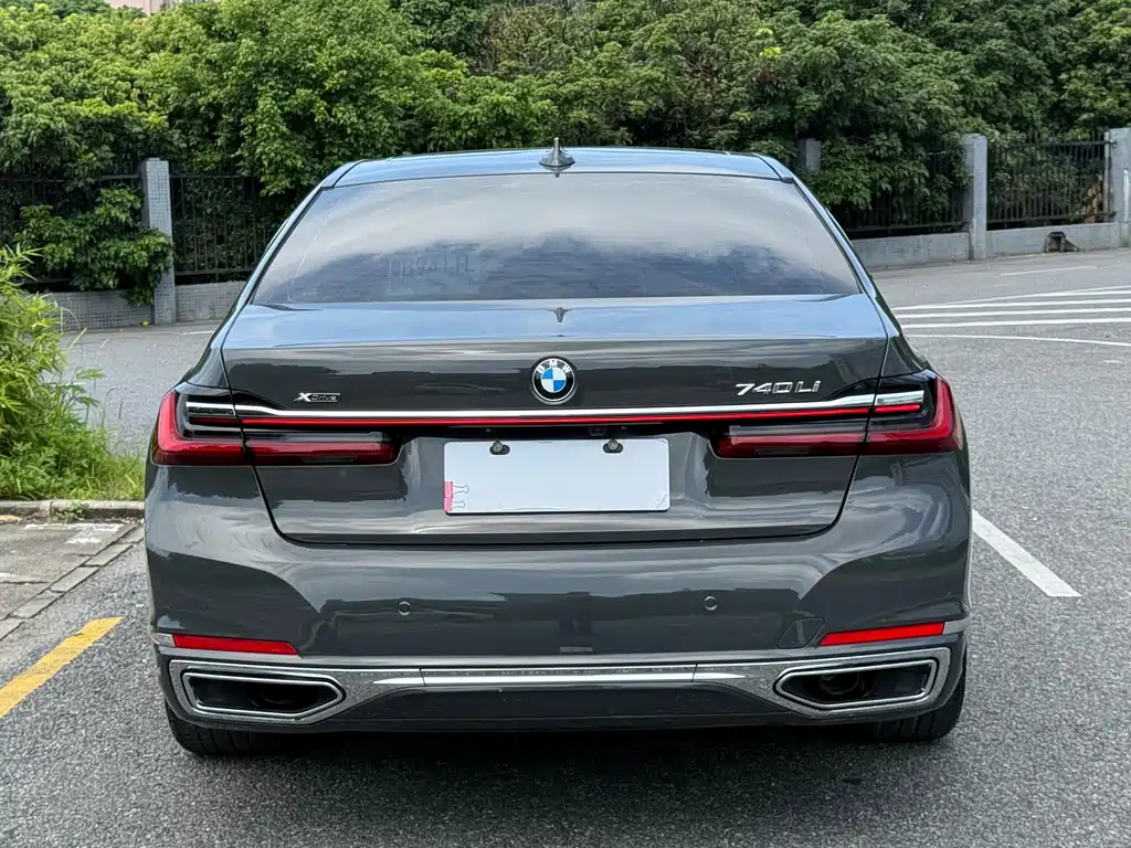 BMW 7 Series — миниатюра 17
