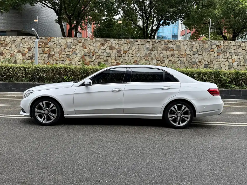Mercedes-Benz E-Class — миниатюра 16
