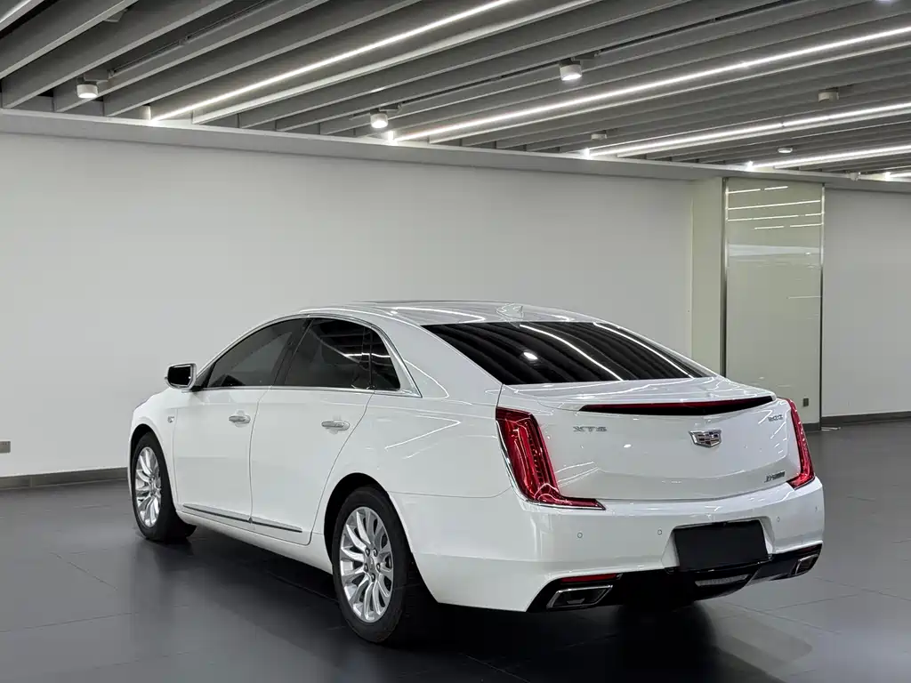 CADILLAC  XTS