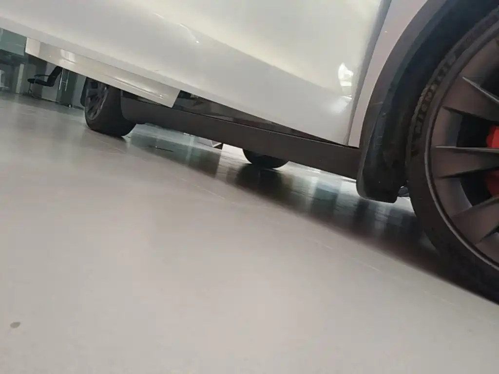 Tesla Model Y — миниатюра 21