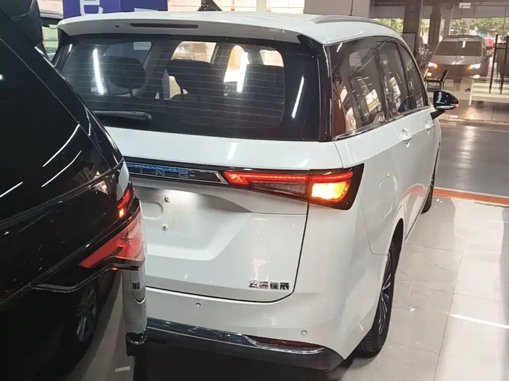 Wuling Jiachen — миниатюра 7
