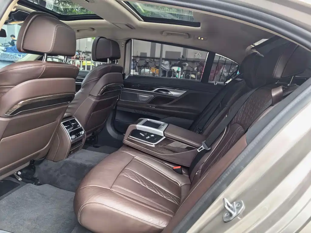 BMW 7 Series — миниатюра 16