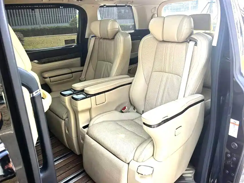 Toyota Alphard — миниатюра 5