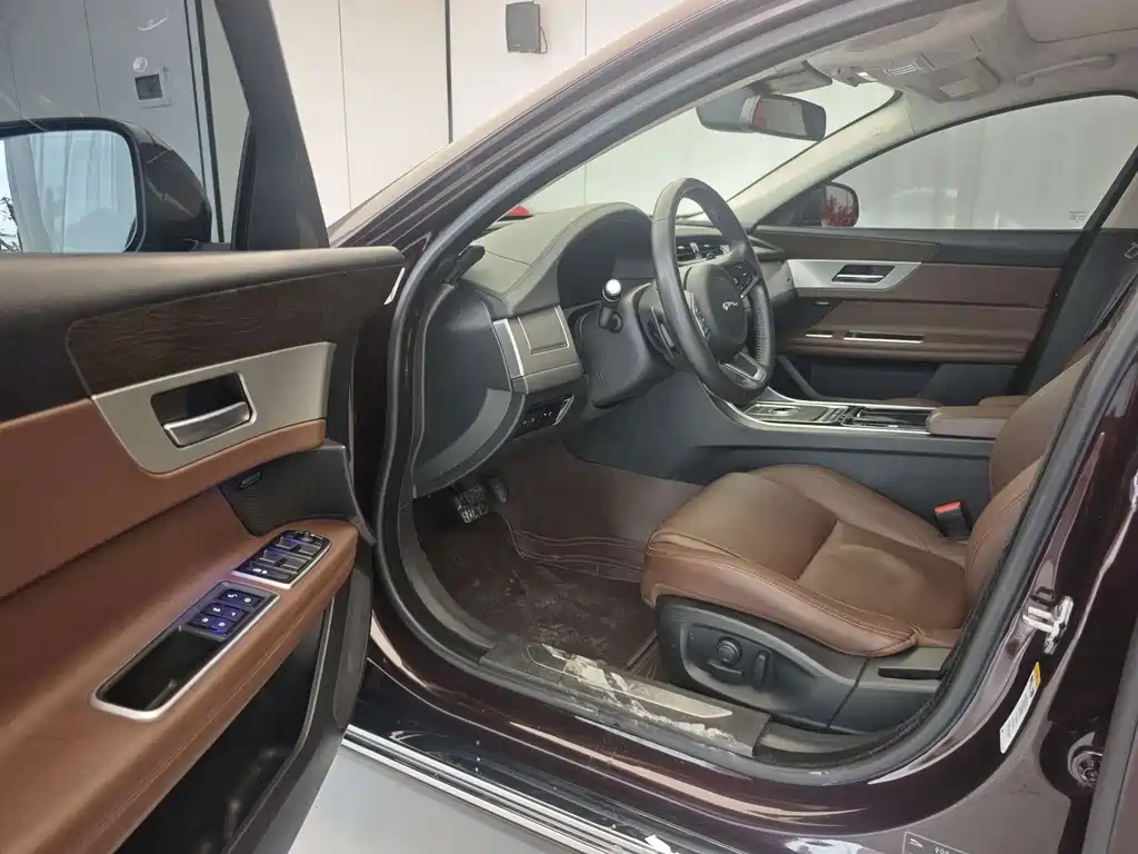 Jaguar XFL — миниатюра 4