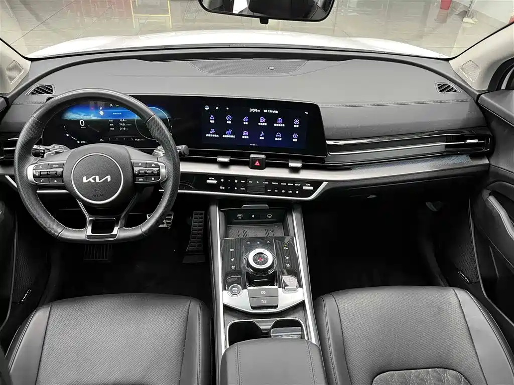 KIA LION PLATINUM EXPANDS THE WORLD