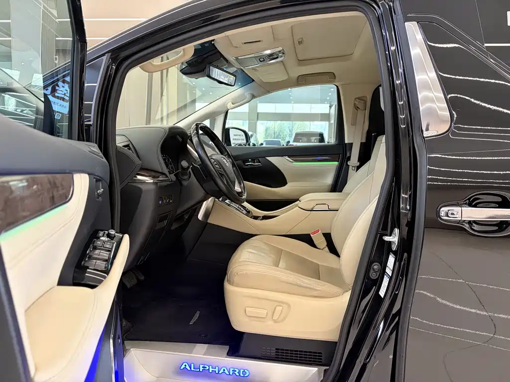 Toyota Alphard — миниатюра 5