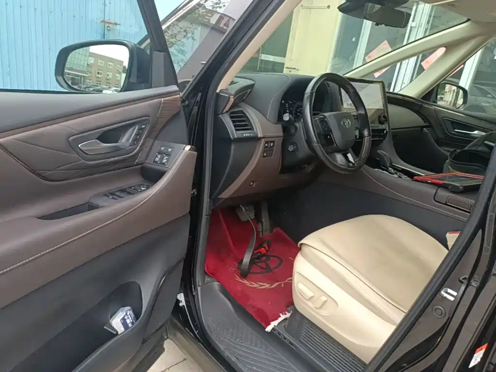 Toyota Alphard — миниатюра 16