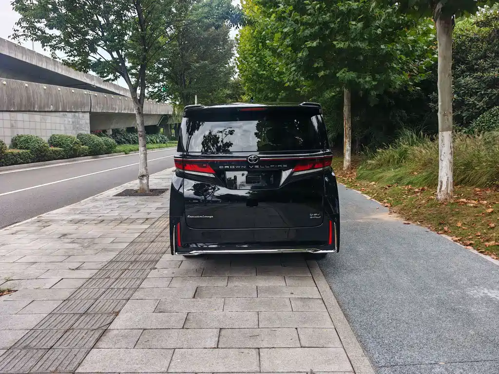 Toyota Vellfire — миниатюра 8