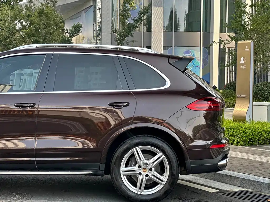 Porsche Cayenne — миниатюра 5