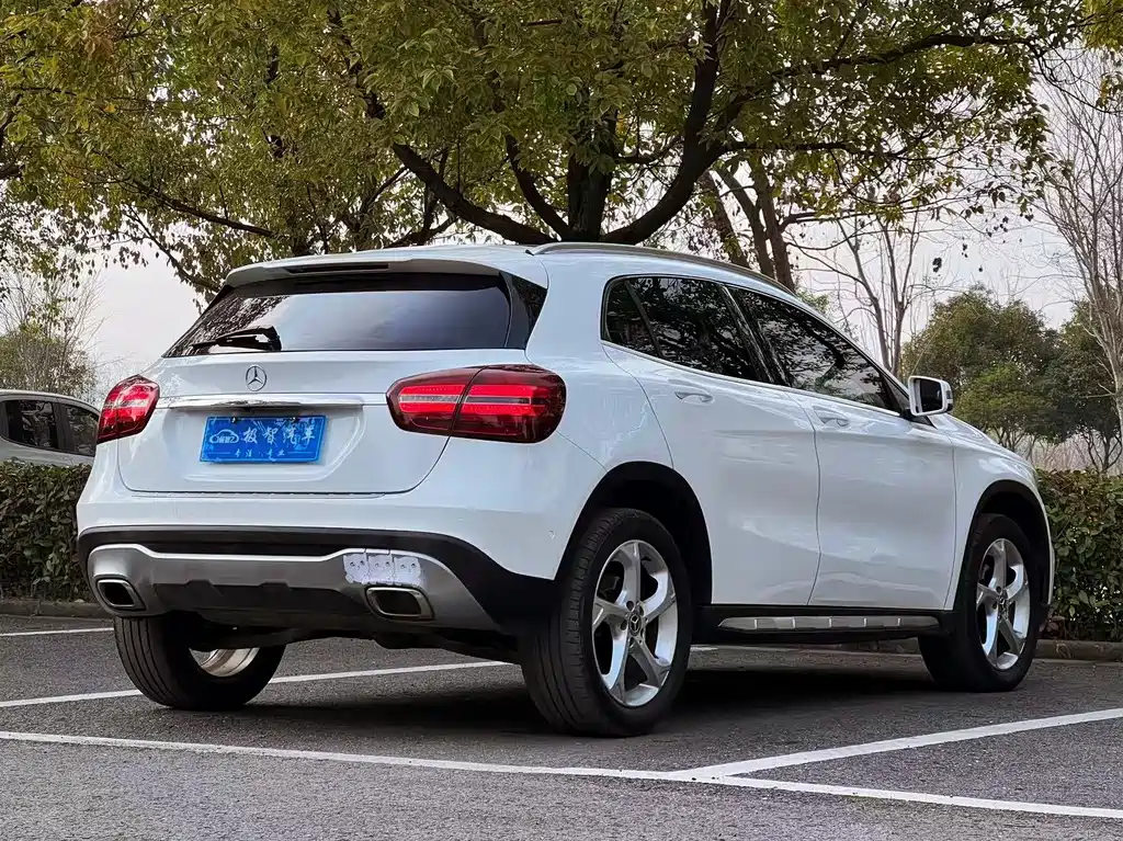 MERCEDES-BENZ GLA