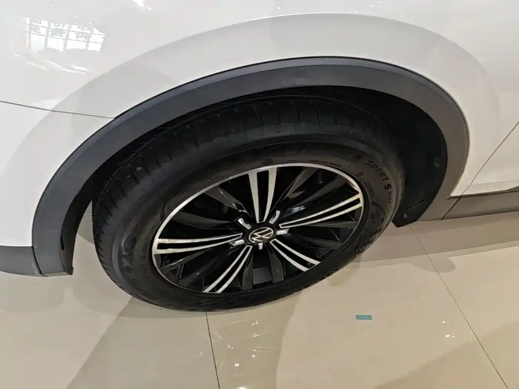 Volkswagen Tiguan L — миниатюра 23
