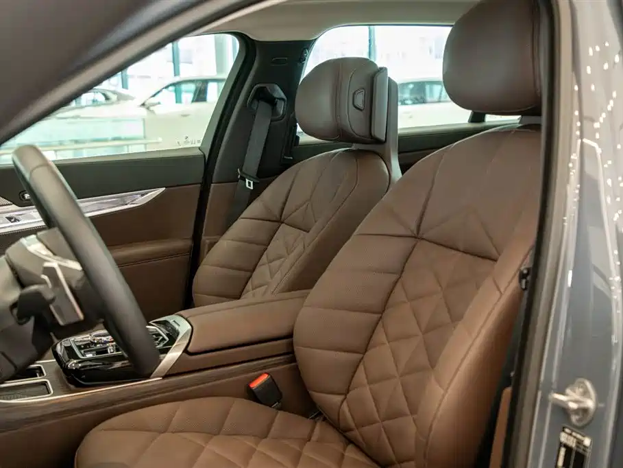BMW 7 Series — миниатюра 11