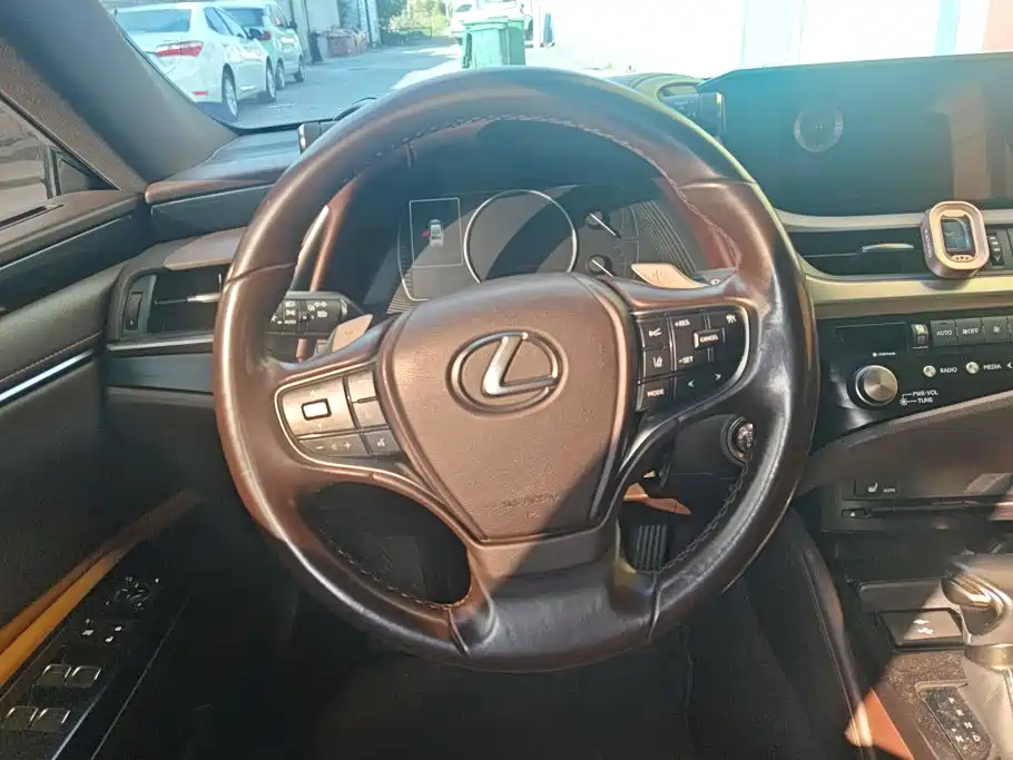 Lexus ES — миниатюра 15