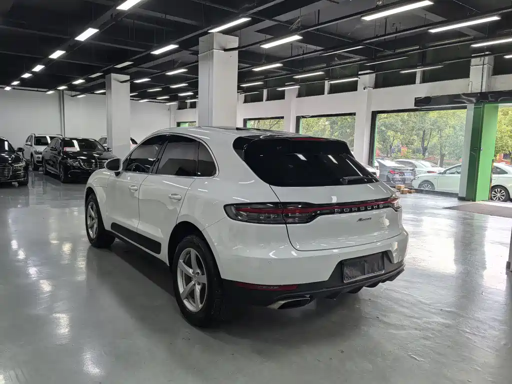 PORSCHE MACAN