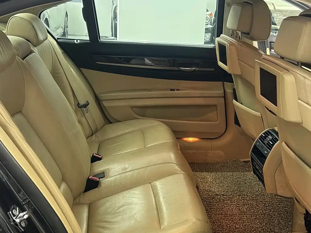 BMW 7 Series — миниатюра 10