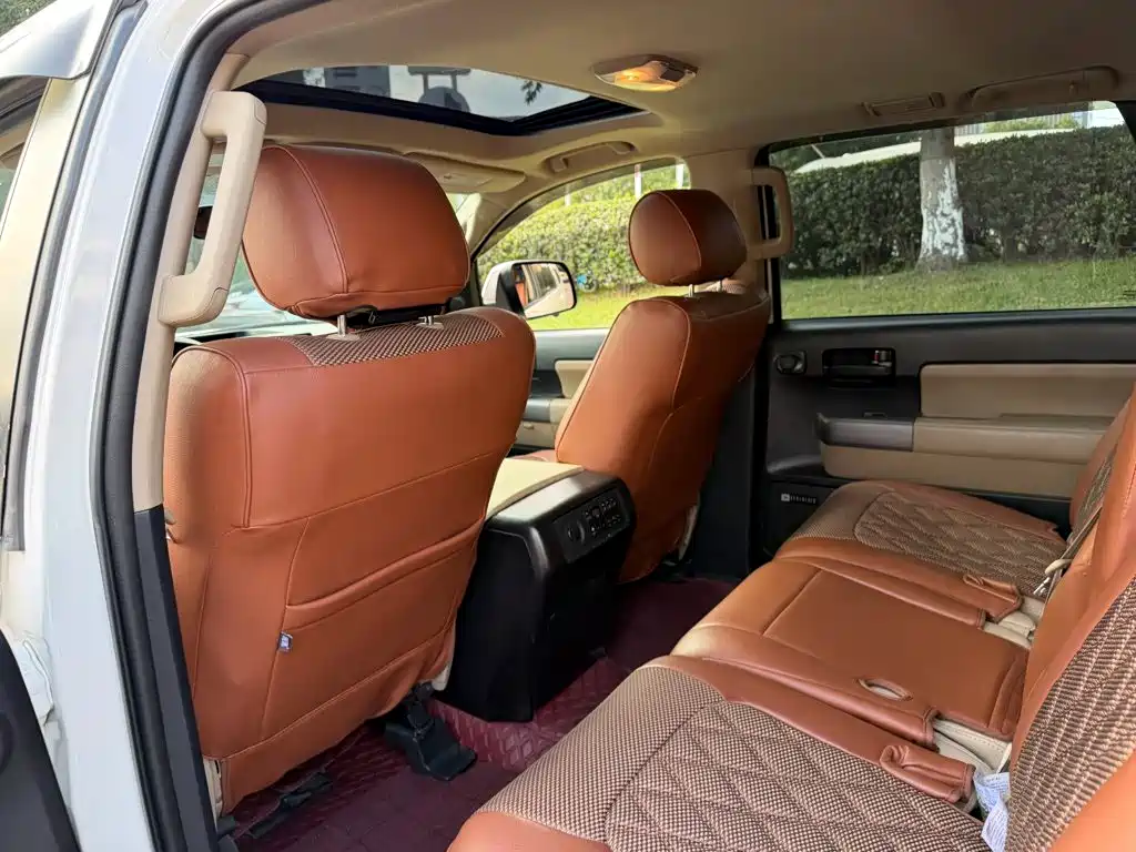 Toyota Sequoia — миниатюра 11