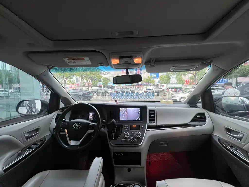 Toyota Sienna — миниатюра 8