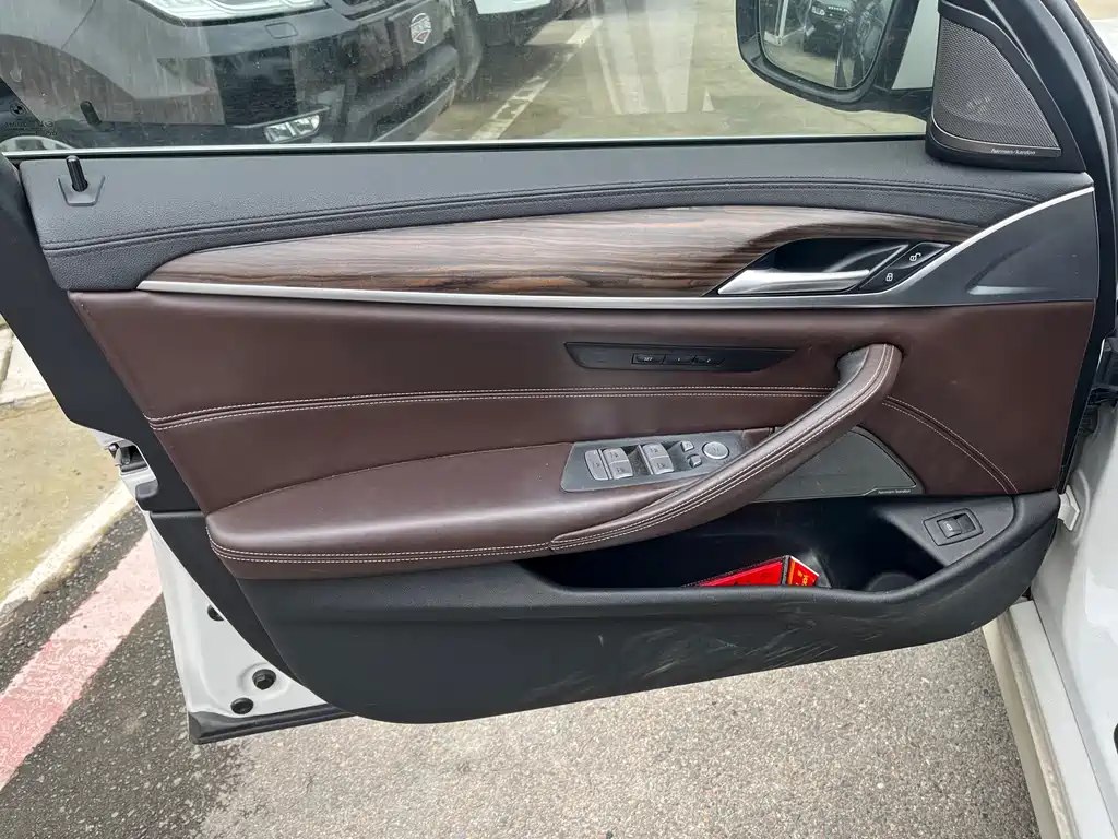 BMW 5 Series — миниатюра 6