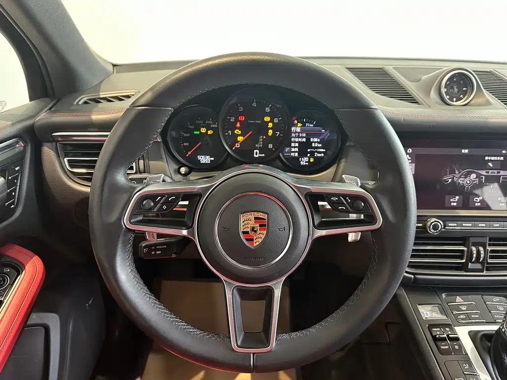 PORSCHE MACAN