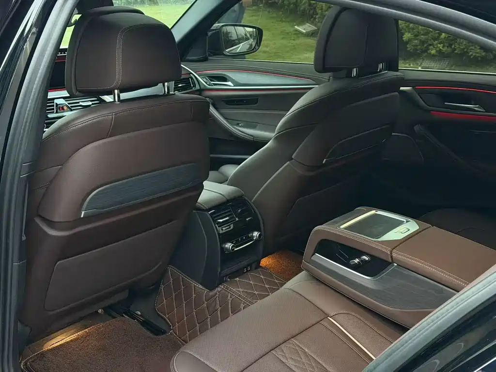 BMW 5 Series — миниатюра 6