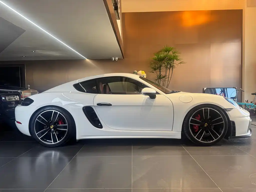 PORSCHE 718