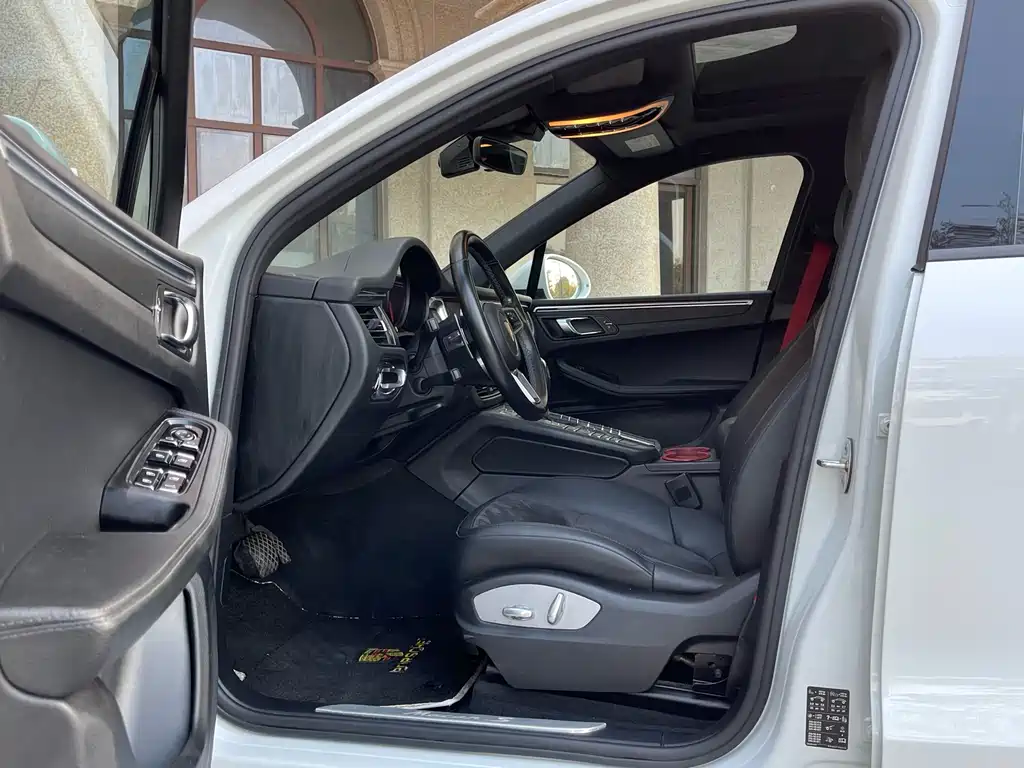 PORSCHE MACAN