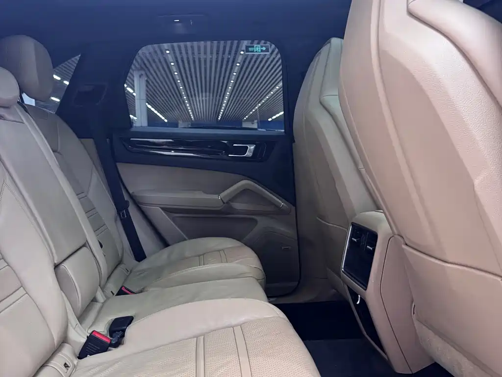 Porsche Cayenne — миниатюра 12