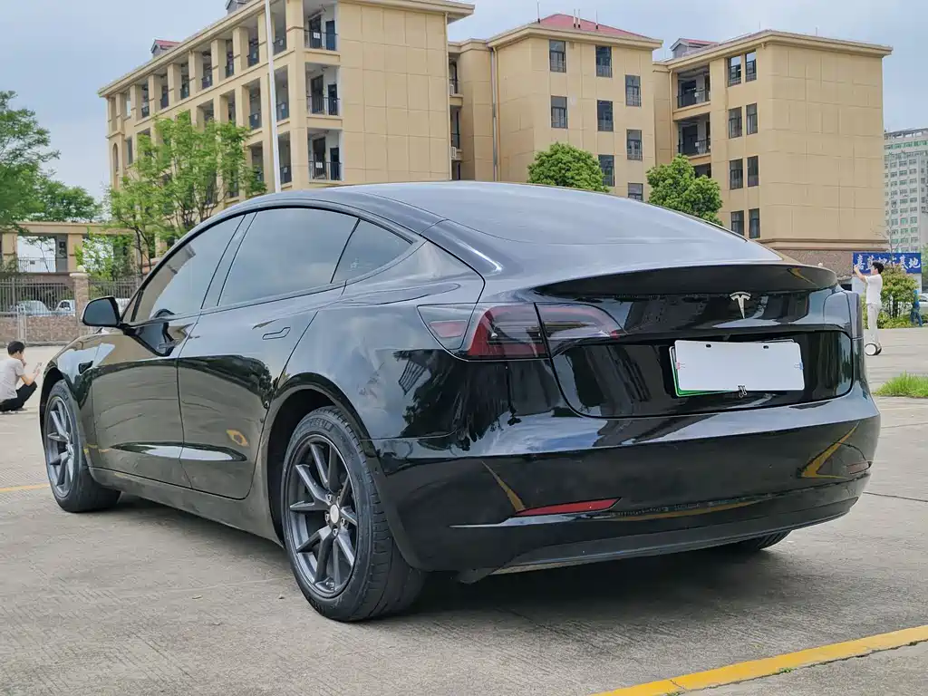 Tesla Model 3 - фото 4