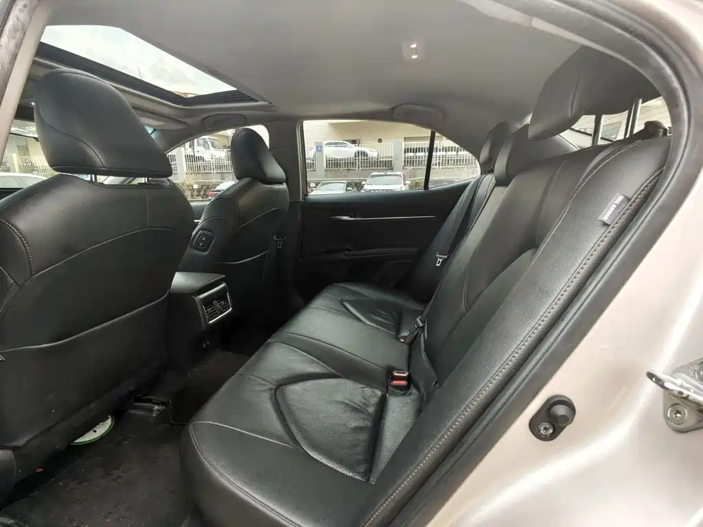 Toyota Camry — миниатюра 8