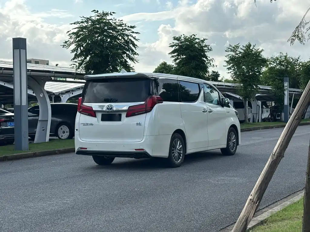 Toyota Alphard — миниатюра 4