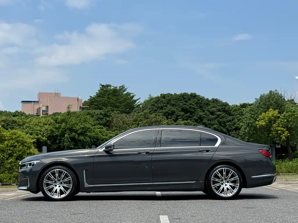 BMW 7 Series — миниатюра 19