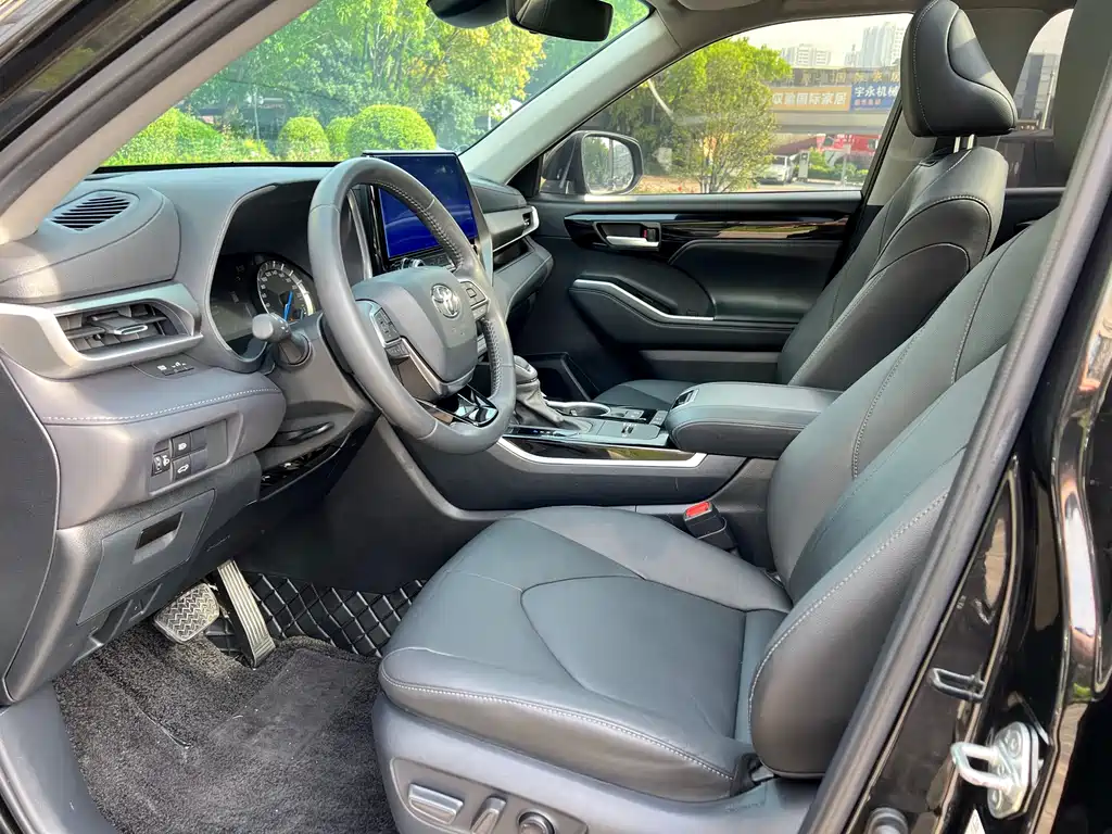 Toyota Highlander 2022 2.5L Luxury 7 мест