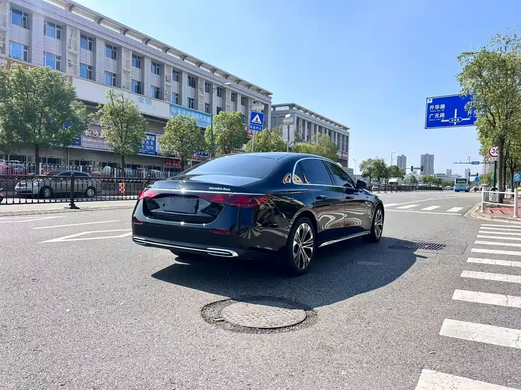 Mercedes-Benz E-Class — миниатюра 5