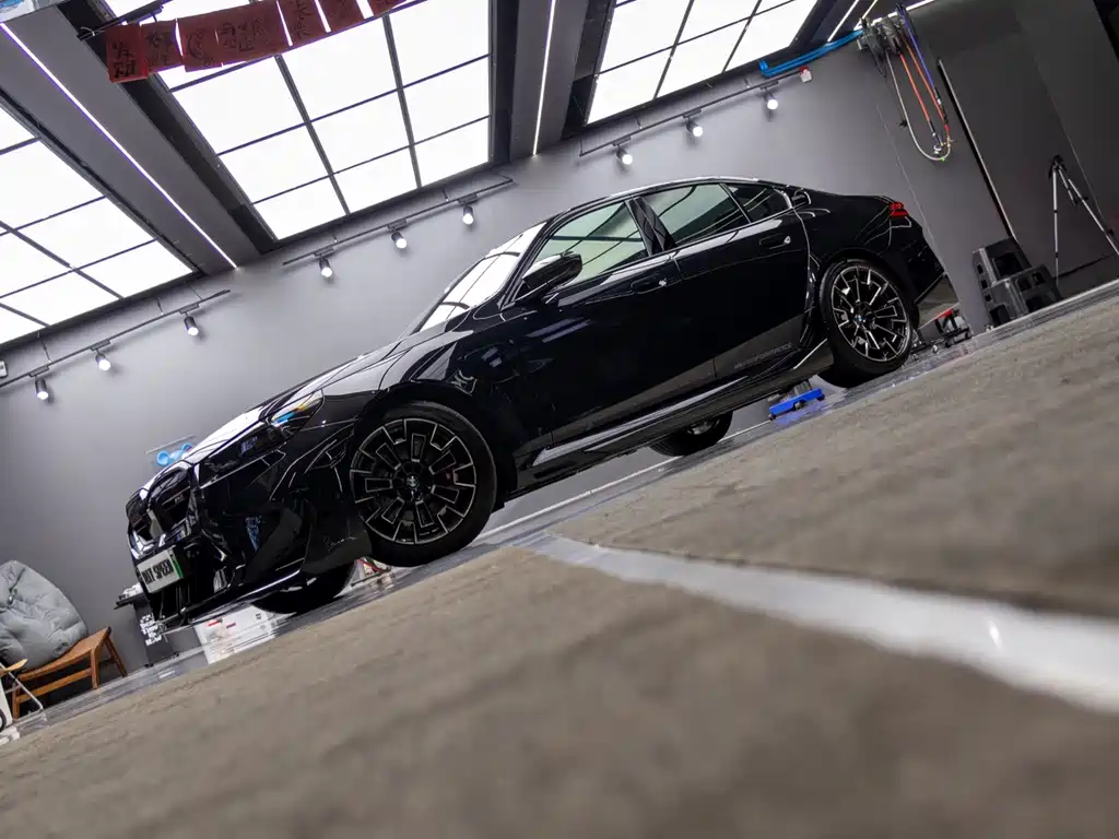 BMW M5 New Energy — миниатюра 6