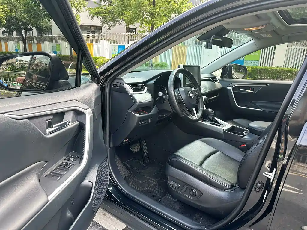 Toyota RAV4 — миниатюра 13