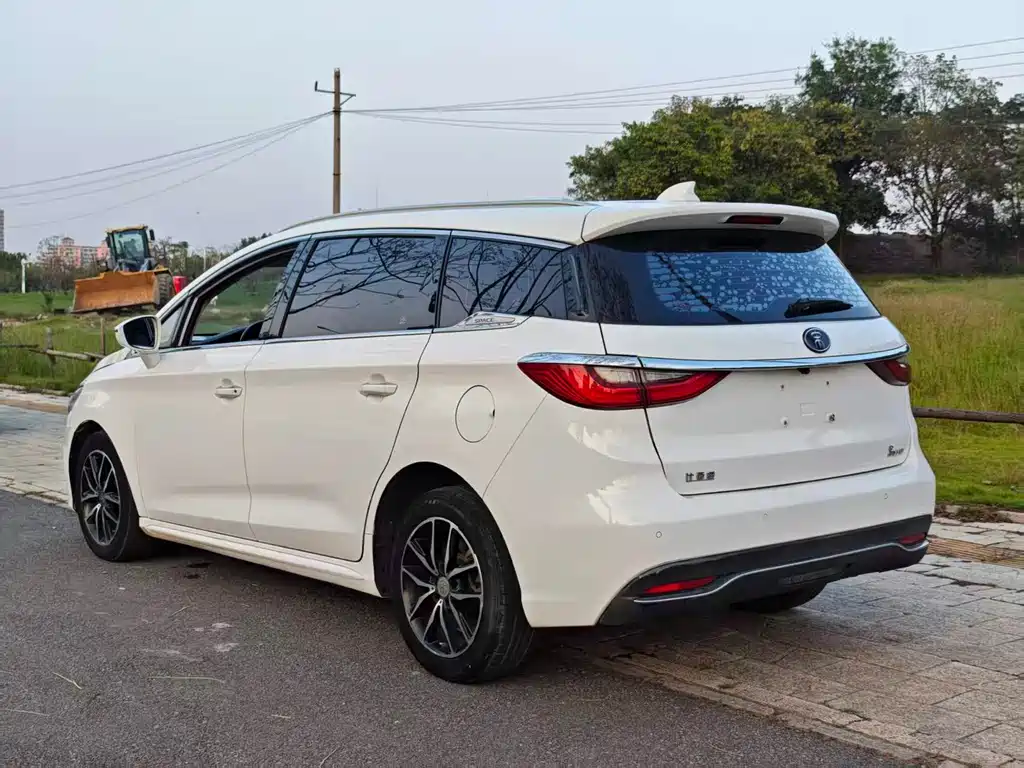 BYD MAX — миниатюра 9