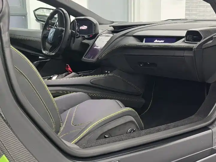 Lamborghini Revuelto — миниатюра 7