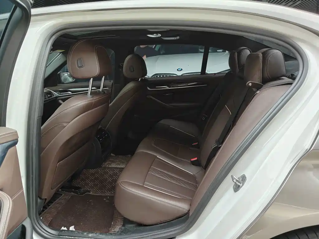BMW 5 Series — миниатюра 4