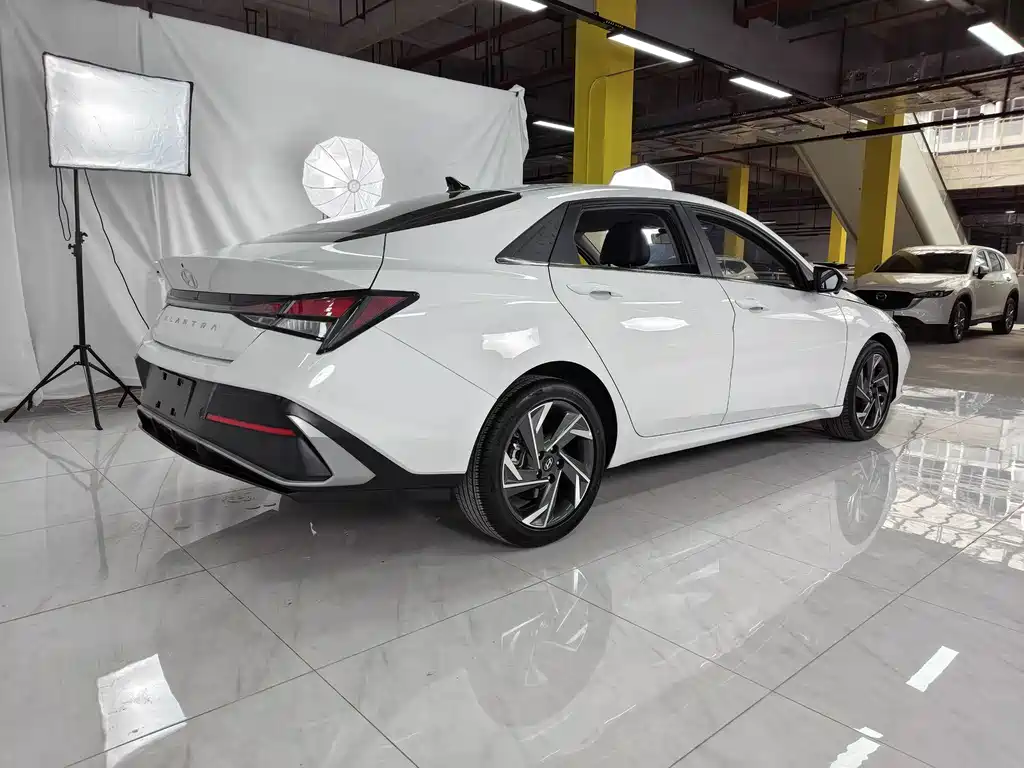 Hyundai Elantra — миниатюра 6