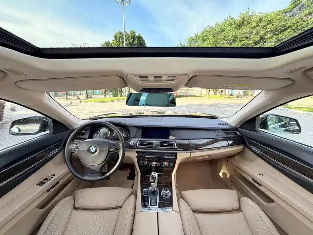 BMW 7 Series — миниатюра 10