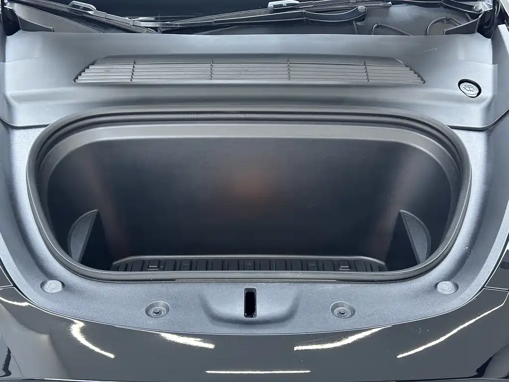 Tesla Model Y — миниатюра 9