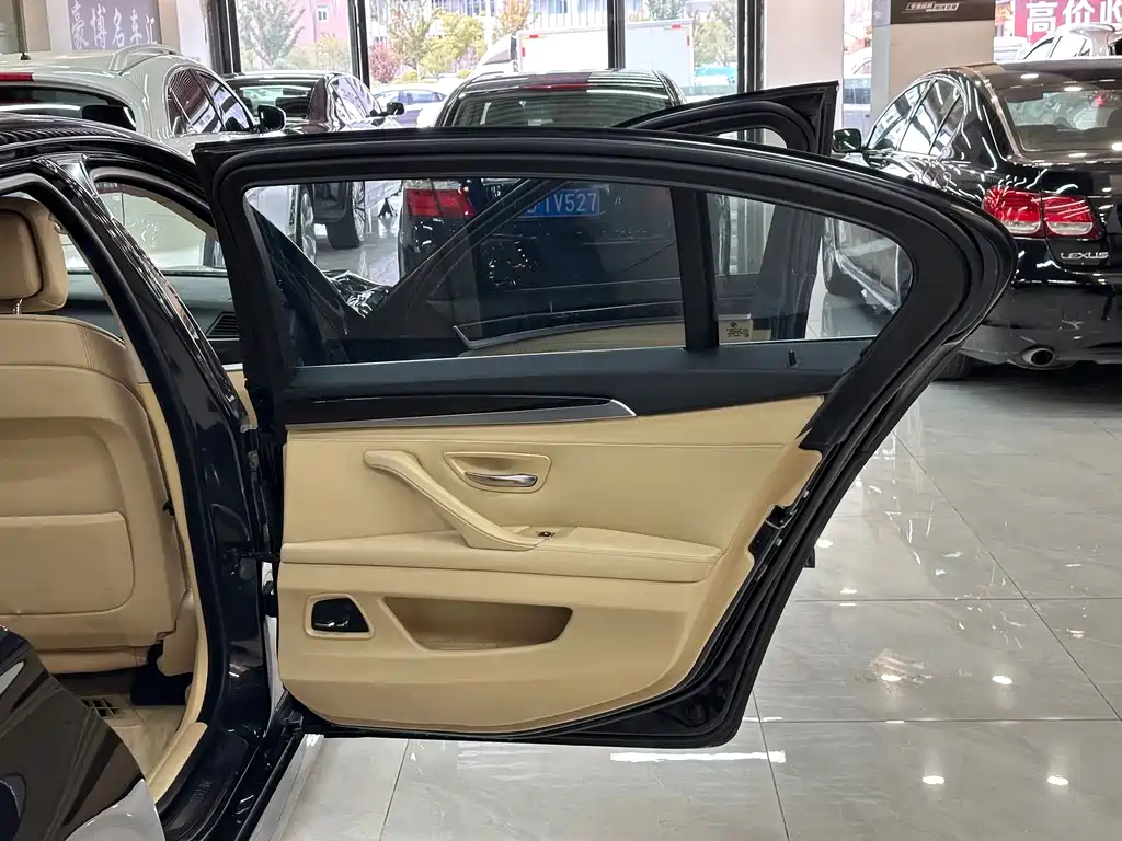 BMW 5 Series — миниатюра 14