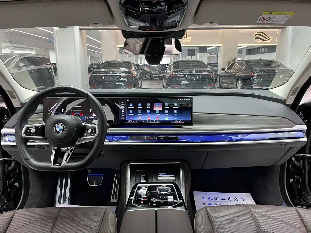 BMW 7 Series — миниатюра 11