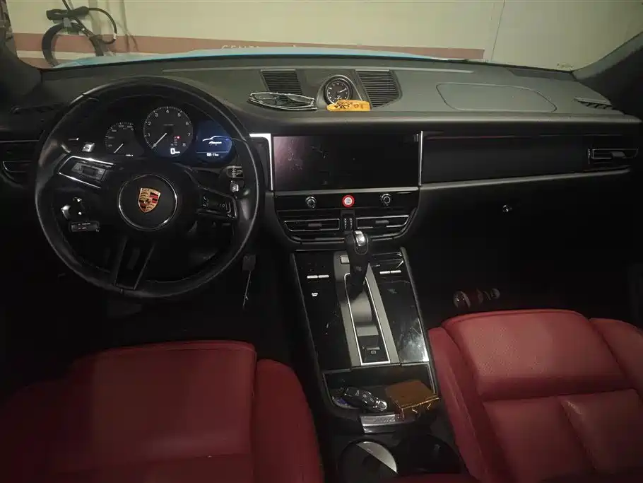 PORSCHE MACAN