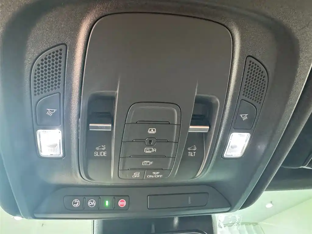 Cadillac CT6 - фото 16