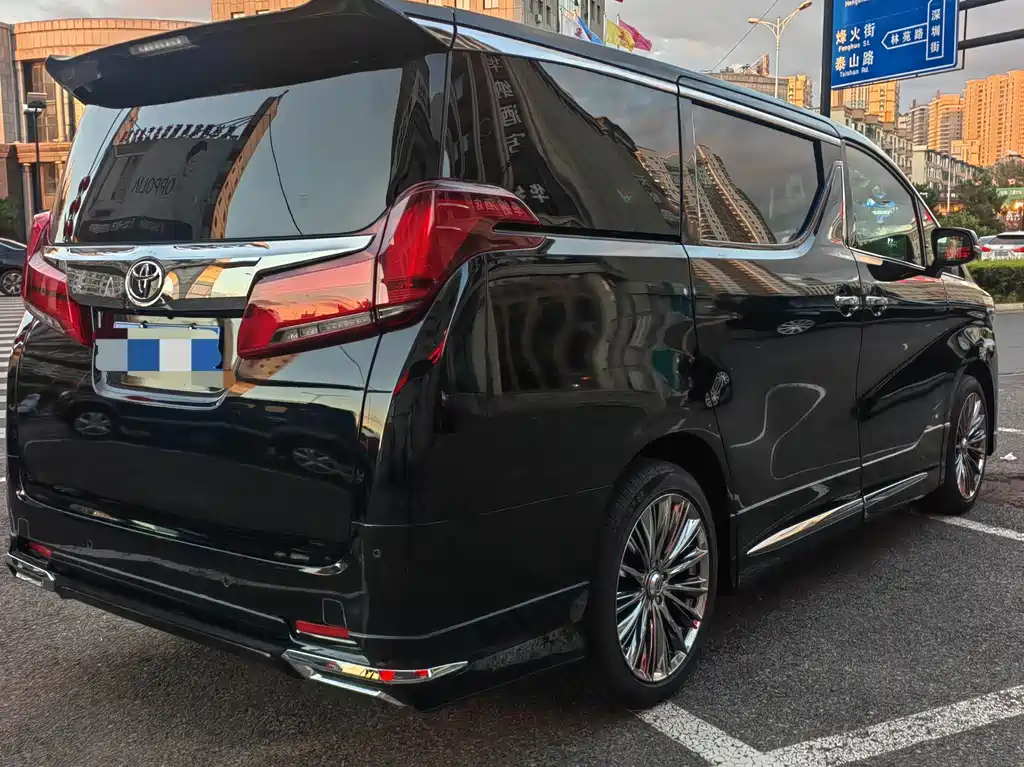 Toyota Alphard — миниатюра 6